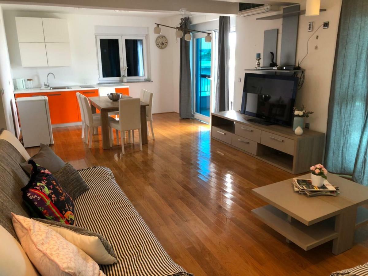Nicole Apartment *